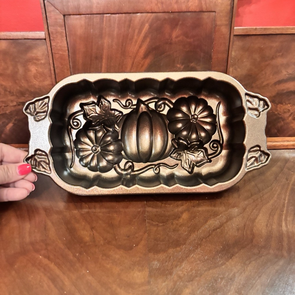 Williams Sonoma Nordic Ware Great Pumpkin Loaf Pan Autumn Botanical Cakelet Pan - Picture 4 of 8